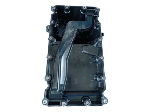 O cárter de óleo do motor Cummins ISF 2.8, utilizado nos caminhões Volkswagen Delivery, é uma peça essencial para o sistema de lubrificação do motor. Ele armazena o óleo lubrificante e auxilia no resfriamento do mesmo, além de proteger os componentes internos do motor contra impurezas.