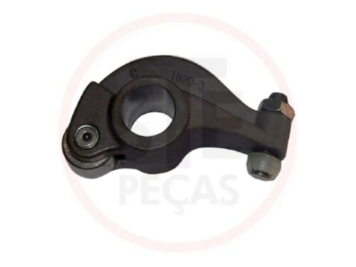 A alavanca do balancim de admissão para o motor Cummins ISF 2.8 é um componente crucial do sistema de comando de válvulas, responsável por abrir as válvulas de admissão nos cilindros. Isso permite que o ar (e, nos motores a gasolina, a mistura ar-combustível) entre na câmara de combustão no momento preciso, preparando o cilindro para o ciclo de combustão.