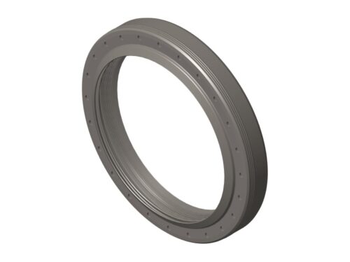 O retentor dianteiro do motor Cummins ISF 2.8 é uma peça de vedação essencial localizada na parte frontal do motor, em torno do virabrequim (eixo principal do motor). Sua principal função é impedir o vazamento de óleo pela extremidade dianteira do motor, onde a polia do virabrequim está instalada e aciona outros componentes como a correia de acessórios.