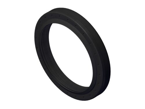 O retentor dianteiro do motor Cummins ISF 2.8 é uma peça de vedação essencial localizada na parte frontal do motor, em torno do virabrequim (eixo principal do motor). Sua principal função é impedir o vazamento de óleo pela extremidade dianteira do motor, onde a polia do virabrequim está instalada e aciona outros componentes como a correia de acessórios.