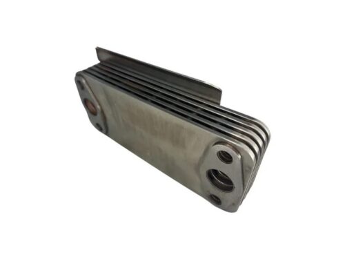 O Resfriador de Óleo Engine Parts (Cód: 2P0117021A) é o componente vital para manter a estabilidade térmica do seu Foton Aumark 8.60. Projetado especificamente para a motorização 3.8 Euro 5, este radiador atua na dissipação do calor excessivo do óleo lubrificante e dos gases de escape.